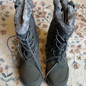 Totes Women's Gray Winter Boots with Faux Fur